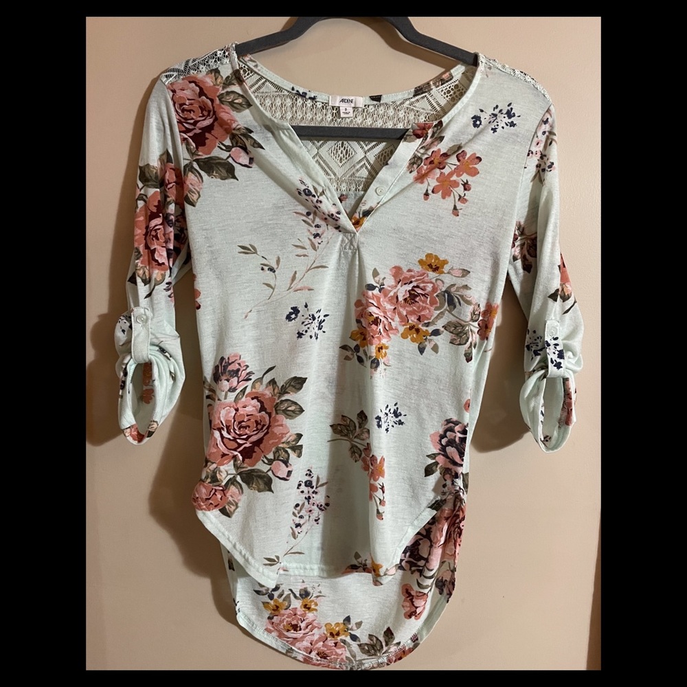 ARDENE USA Inc. Blue Floral Blouse Size Small